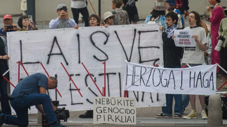 Soykırımcı İsrail’in Cumhurbaşkanı Herzog, Litvanya’da protesto edildi
