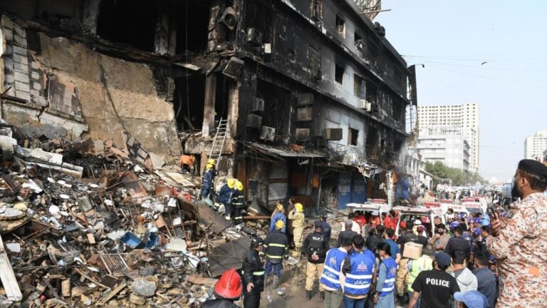 Pakistan’daki alışveriş merkezinde çıkan yangında ölenlerin sayısı 60’a yükseldi