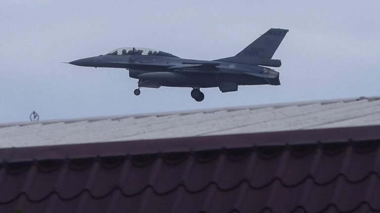 Tayvan’da F-16 savaş uçağı eğitim uçuşunda düştü