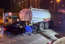 Adana’da otomobil tıra çarptı: Baba öldü, 2 çocuğu yaralandı