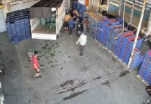 İş yerinin önünde otururken kamyonet çarptı: Kaza anı kamerada