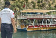 Birecik Baraj Gölü’nde arızalanan teknedeki 40 kişi kurtarıldı