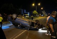 Takla atan otomobilden burunları bile kanamadan çıktılar