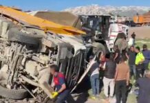 Hakkari’de yolcu minibüsü ile kamyon çarpıştı: 2 ölü