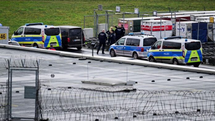 hamburg-havalimani-rehine-reuters-2136345.jpg