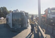 İstanbul’da bariyerlere çarpan midibüs devrildi: 12 yaralı