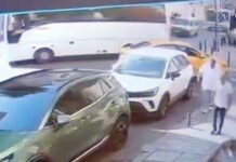 Fatih’te geri kayan otobüs iş yerine çarptı