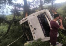 İzmir’de tarım işçilerini taşıyan midibüs devrildi: 22 yaralı