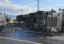 Faciaya dönüşen kaza: Tır motosikletin üzerine devrildi, 2 ölü