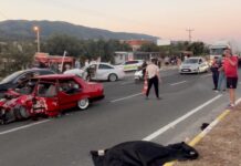 Balıkesir’de iki otomobil çarpıştı: 2 kişi öldü, 3 kişi ağır yaralandı
