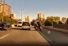 Kartal'da motosikletli, emniyet şeridindeki servise çarptı: Kaza anı kamerada