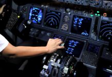Yolcu uçaklarının rotasına giren pilot, kuleyi çileden çıkardı