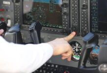 Havada can pazarı: Yolcular kriz geçiren pilotu koltuğa bağladı