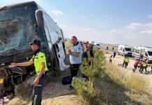 Niğde-Ankara otobanında yolcu otobüsü yoldan çıktı