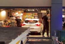 Bağcılar’da kontrolden çıkan otomobil markete girdi: 1 yaralı