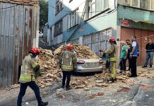 Beyoğlu’nda 2 katlı metruk bina çöktü