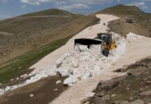 Bitlis’te temmuzda kar mesaisi sürüyor