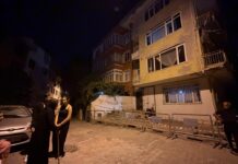 Üsküdar’da 4 katlı binanın balkonunda kısmi çökme meydana geldi