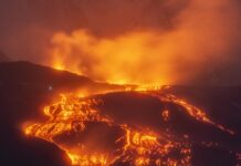 İtalya’da Etna Yanardağı’nın kül püskürtmesi hava ulaşımında aksaklıklara yol açtı