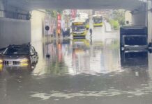 İstanbul’da beklenen yağış felç etti: Yollar göle döndü