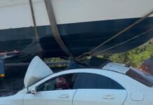 İzmir’de seyir halindeki otomobil tekneye çarptı