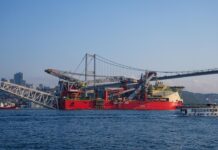 Doğal gaz boru hattı döşeme platformu İstanbul Boğazı’ndan geçiş yaptı