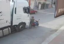 Tırın kör noktasında kalan motosikletli ölümden döndü