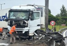 Pendik’te bariyerlere çarpan tır TEM trafiğini aksattı