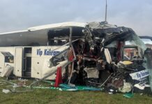 Bolu’da yolcu otobüsü bariyere ve tabelaya çarptı: 5’i ağır 15 yaralı