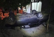 Otomobil takla atarak evin bahçesine devrildi