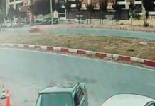 Yayalara çarpan otomobil site bahçesine devrildi: 1’i ağır 3 yaralı