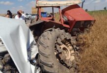 Park halindeki traktöre çarpan otomobildeki 3 kişi öldü
