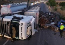 Kırıkkale’de devrilen tırın altında kalmaktan son anda kurtuldular