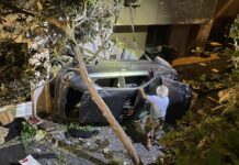 Kocaeli’de otomobil apartman boşluğuna devrildi: 2 yaralı