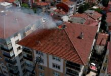 Kütahya’da binanın çatısına yıldırım düştü, yangın çıktı