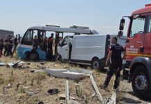 Midibüs ile panelvan çarpıştı: 1 can kaybı, 10 yaralı