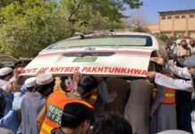 Pakistan’da yolcu otobüsünün uçuruma yuvarlandığı kazada 40 kişi öldü