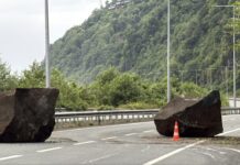 Rize’de yamaçtan kopan kaya parçaları yola düştü