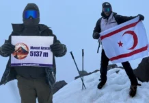 Kıbrıslı Türk iki genç Ağrı Dağı’nın zirvesinde bayrak dalgalandırdı