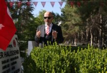 Emekli Korgeneral Zekai Aksakallı şehit Ömer Halisdemir’in mezarını ziyaret etti