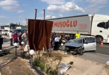 Menfeze çarpan otomobil devrildi: 2 ölü
