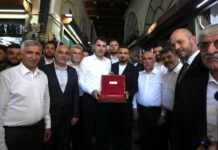 Kapalıçarşı esnafı çarşının sembolik anahtarını Murat Kurum’a hediye etti