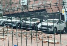 Kağıthane’de duvar çöktü: 12 sıfır kilometre araç hasar gördü